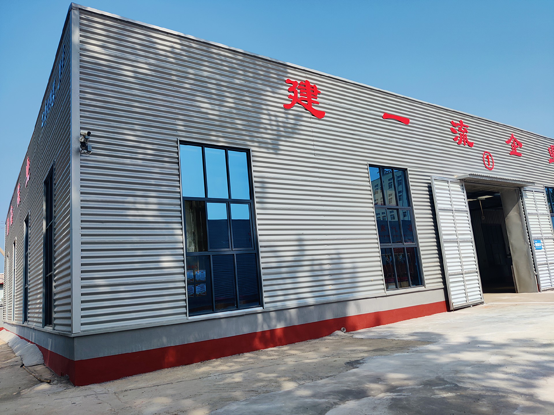 我们扩大了我们的工厂，以提高我们产品的速度和质量