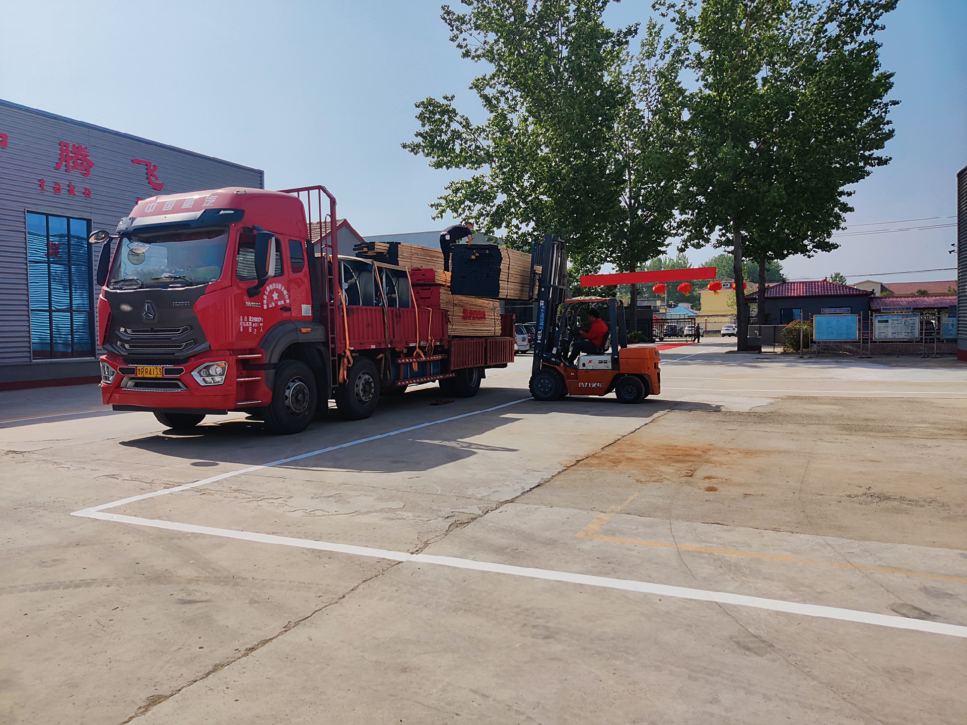 我们扩大了我们的工厂，以提高我们产品的速度和质量